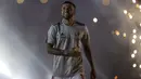 Bek Dani Alves tersenyum saat diperkenalkan sebagai bek baru Sao Paulo di stadion Morumbi, Brasil (6/8/2019). Dani Alves akan memakai kostum dengan nomor punggung 10 di Sao Paulo. (AP Photo/Andre Penner)