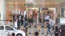 Sejumlah pengunjung tetap berbelanja dan beraktivitas seperti biasa di Mal Grand Indonesia, Jakarta, Jumat (15/1/2016). Pasca serangan teroris yang terjadi di Kawasan Thamrin tidak berdampak besar pada pusat perbelanjaan. (Liputan6.com/Angga Yuniar)