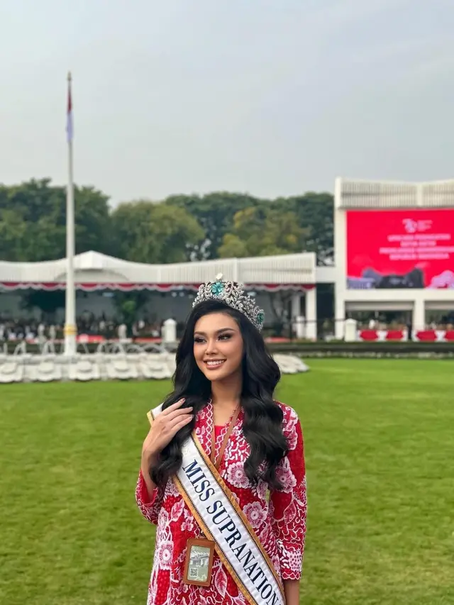 Artis Upacara di Istana Merdeka