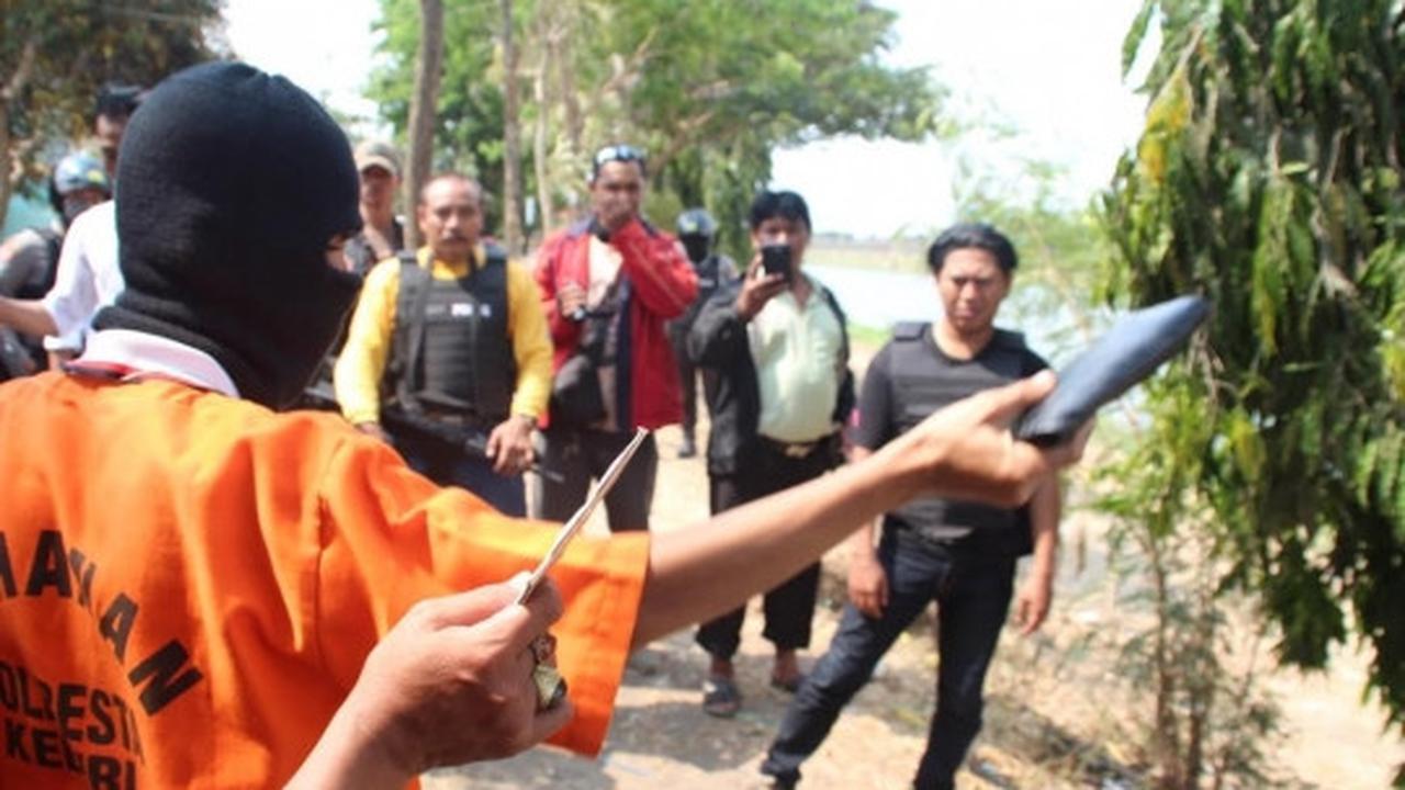 Begini adegan rekonstruksi pembunuhan sadis mahasiswi di Kediri