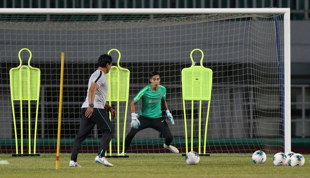Kiper Timnas Indonesia, Angga Saputra, saat sesi latihan di Stadion Pakansari, Bogor, Kamis (22/8). Latihan tersebut untuk persiapan jelang laga kualifikasi Piala Dunia 2022. (Bola.com/M Iqbal Ichsan)