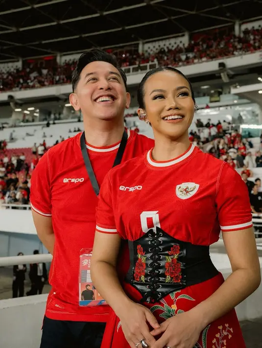 Menanggalkan pesona Yura Yunited, Yura Yunita tampil kece dalam balutan wastra serba merah [@yurayunita]