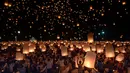 Ribuan lampion dilepaskan ke udara saat perayaan festival Yee Peng di Chiang Mai (3/11). Tradisi melepas lampion ini selain sebagai penghormatan kepada Budha juga diharapkan untuk membuang nasib buruk dan kemalangan ke udara. (AFP Photo/Roberto Schmidt)