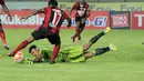 Kiper M.Natshir tampil gemiang saat Persib Bandung melawan Persipura pada laga Torabika SC 2016 di Stadion Si Jalak Harupat, Bandung, (12/11/2016). (Bola.com/Nicklas Hanoatubun)
