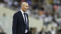 Pelatih Real Madrid, Zinedine Zidane, memberikan arahan kepada anak asuhnya saat melawan Valencia pada laga Piala Super Spanyol di Stadion King Abdullah Sport City, Arab Saudi, Rabu (8/1/2020). Real Madrid menang 3-1 atas Valencia. (AP/Amr Nabil)