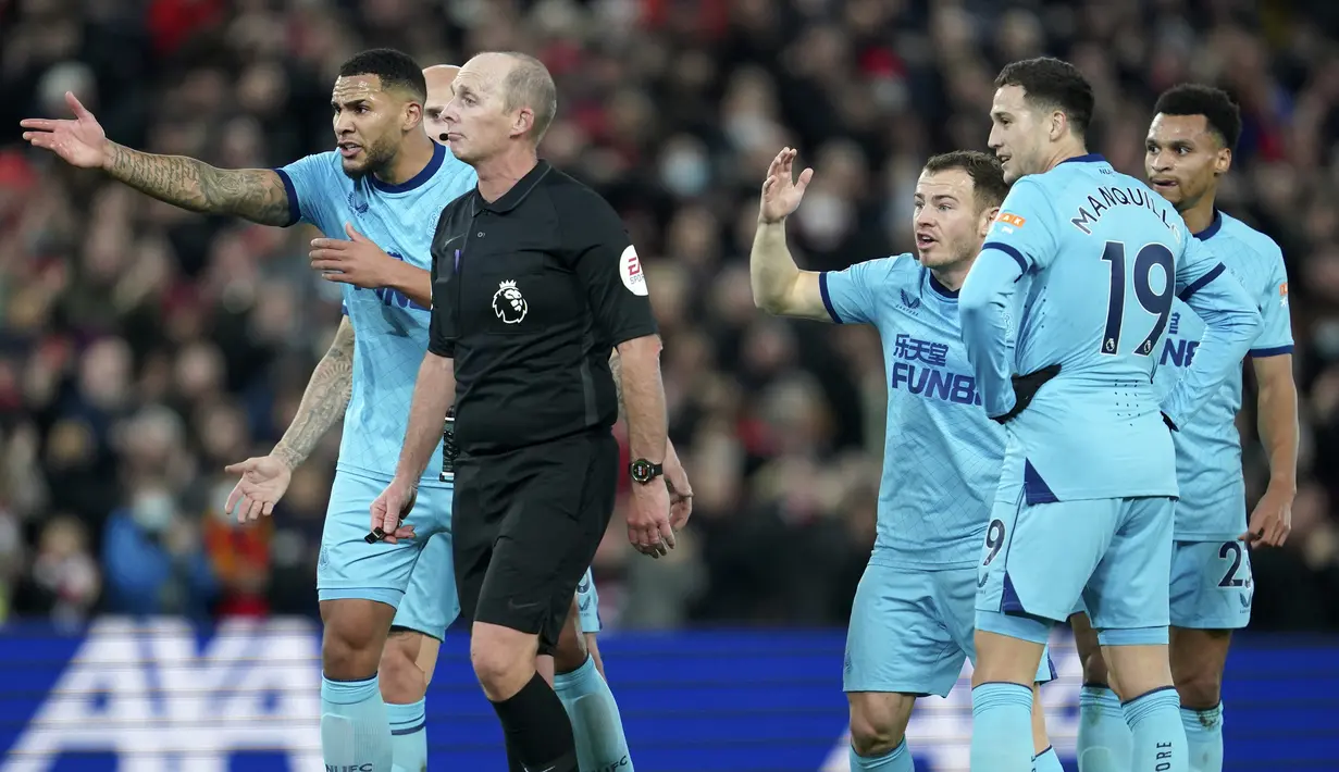 Gol tersebut sempat diprotes para pemain Newcastle United yang menilai ada pemain mereka yang terkapar saat proses gol terjadi. Namun wasit Mike Dean tetap mengesahkan gol penyeimbang Liverpool tersebut. (AP/Jon Super)