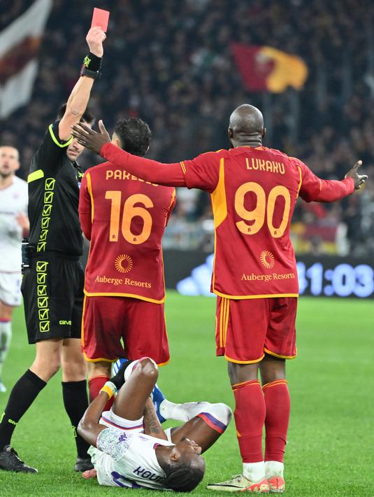 Laga ini diwarnai dua kartu merah untuk Roma yang didapat Nicola Zalewski dan Lukaku. (Alberto PIZZOLI / AFP)