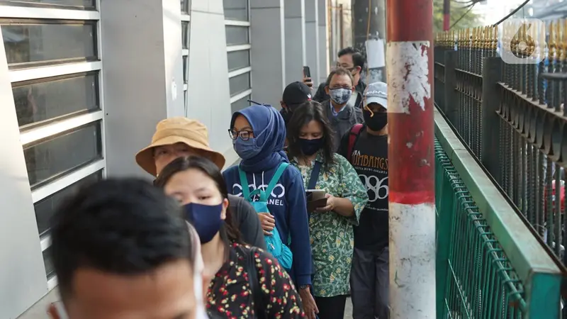 FOTO: Antrean Penumpang Mengular di Stasiun Citayam