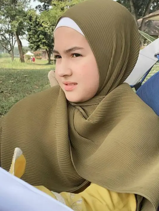 Memakai hijab ini rupanya bukan pertama kali bagi Sandrinna. Saat masih SD, pesinetron ini tampil dalam balutan hijab. Menurut informasi yang beredar, kekasih Junior Roberts ini merupakan lulusan pesantren. (Liputan6.com/IG/@sandrinna.lle)