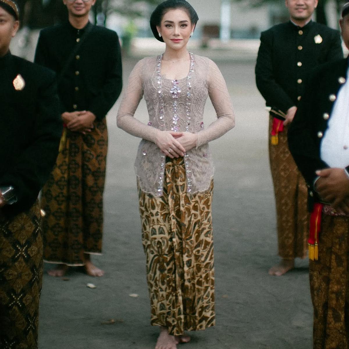 Inspirasi Model Kebaya Modern ala Celine Evangelista, Padukan Kecantikan Adat dan Pesona Bidadari