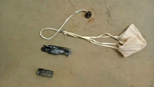Penampakan material diduga bekas bola api misterius yang ternyata suar sinyal kapal laut yang diuncurkan di Majenang, Cilacap. (Foto: Liputan6.com/Sugeng DZ/Muhamad Ridlo)