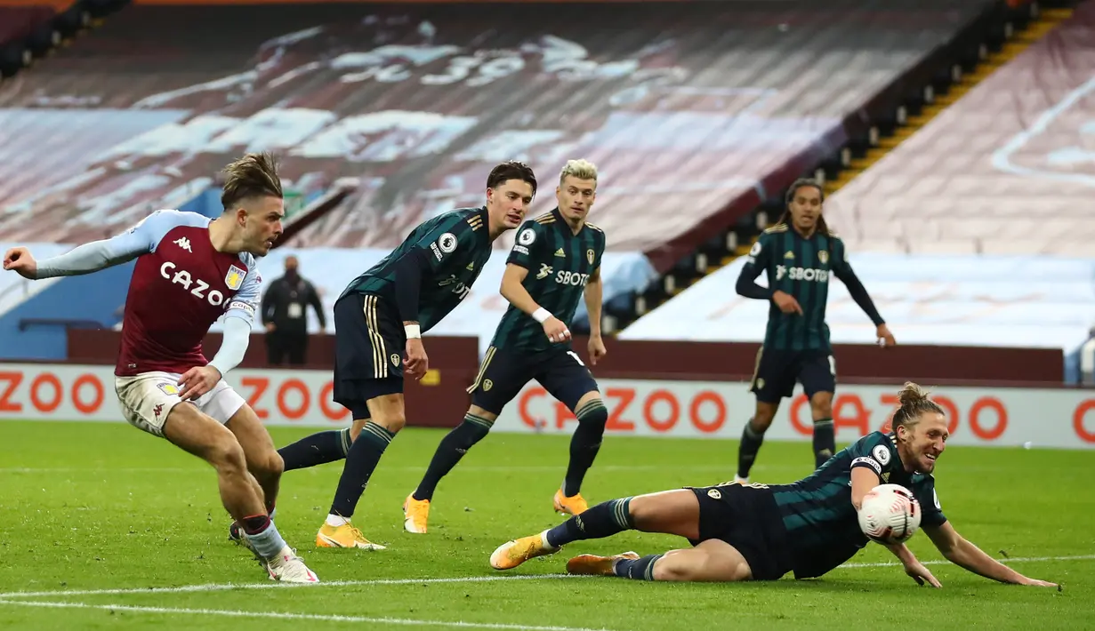 Gelandang Aston Villa, Jack Grealish, berusaha mencetak gol ke gawang Leeds United pada laga lanjutan Liga Inggris di Villa Park, Sabtu (23/10/2020) dini hari WIB. Leeds United menang 3-0 atas Aston Villa. (AFP/Michael Steele/pool)