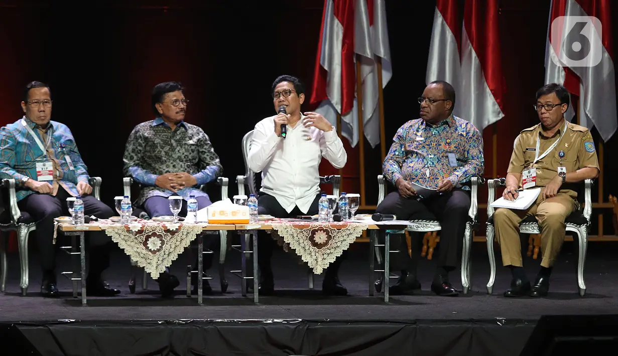 Menteri Desa Abdul Halim Iskandar (tengah) memberikan paparan saat diskusi panel IV Rakornas Indonesia Maju antara Pemerintah Pusat dan Forum Koordinasi Pimpinan Daerah (Forkopimda) di Bogor, Rabu (13/11/2019). Panel IV membahas pembangunan Infrastuktur. (Liputan6.com/Herman Zakharia)