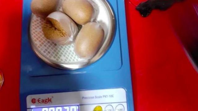 selundupkan emas di anus