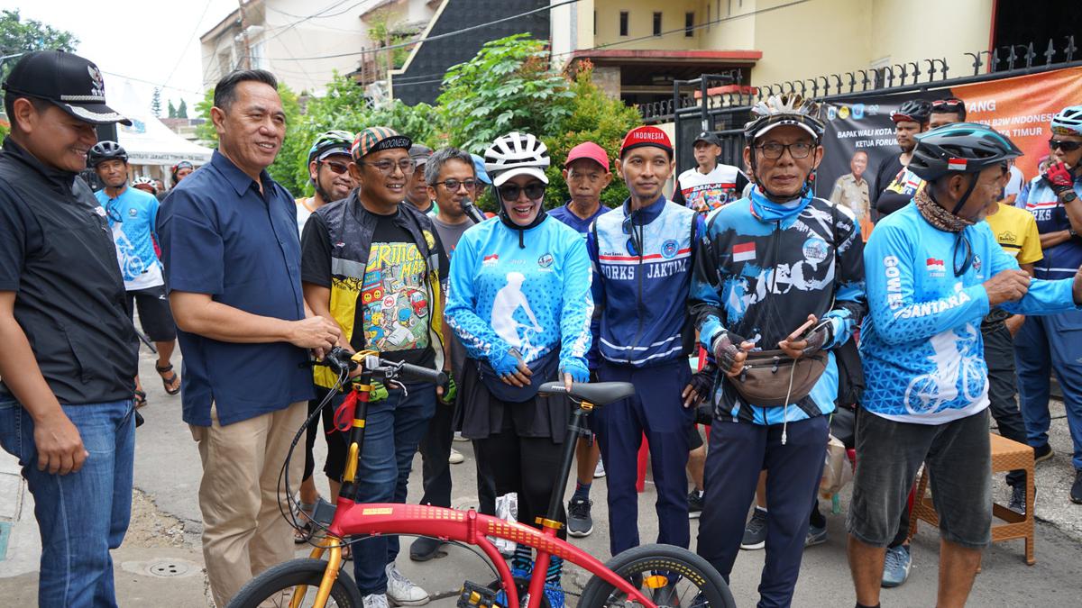 400 Pesepeda Rayakan Hari Pahlawan di RT 8 Malaka Jaya, “Dari Lorong Sempit, Indonesia Bersinar untuk Dunia”