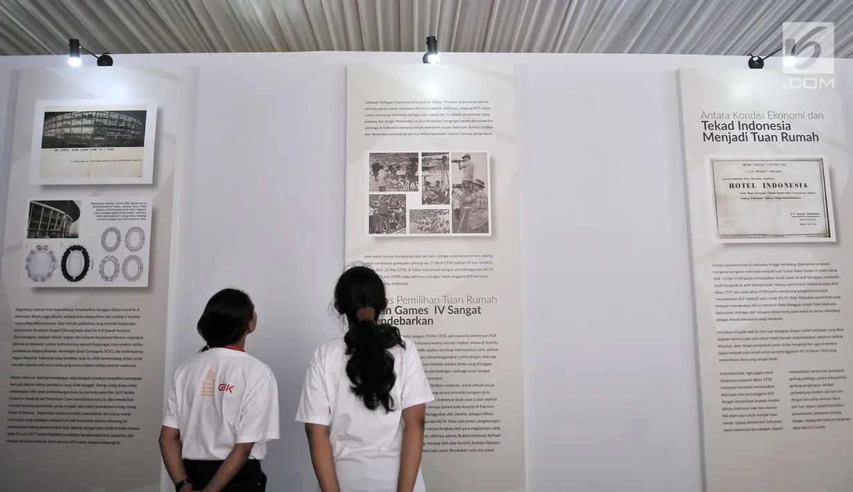 Pengunjung membaca papan informasi dalam pameran Asian Games di Museum Fatahillah, Kota Tua, Jakarta, Selasa (14/8). (Merdeka.com/Iqbal Nugroho)