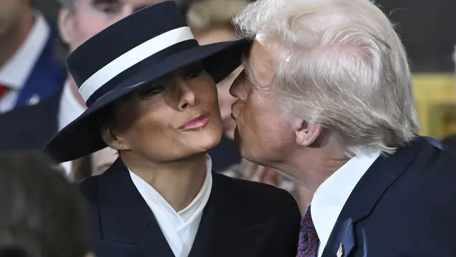 Pesan Tersembunyi Melania Trump Lewat Topi Lebarnya Saat Dampingi Donald Trump Ucapkan Sumpah Jabatan