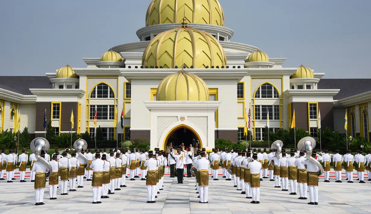 Penjaga kerajaan berjaga saat penobatan Raja Malaysia Abdullah Ri'ayatuddin Al-Mustafa Billah Shah di Istana Nasional, Kuala Lumpur, Selasa (30/7/2019). Dia menekankan bahwa persatuan dan kerukunan adalah pilar dan kekuatan bangsa. (FARHAN ABDULLAH/DEPARTMENT OF INFORMATION/AFP)
