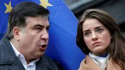 Yulia Marushevska (kanan) bersama mantan Gubernur Odessa, Mikheil Saakashvili saat melakukan pawai di Kiev, Ukraina, Selasa (27/12). Mikheil Saakashvili adalah mentor Yulia Marushevska dalam ilmu politik. (REUTERS)