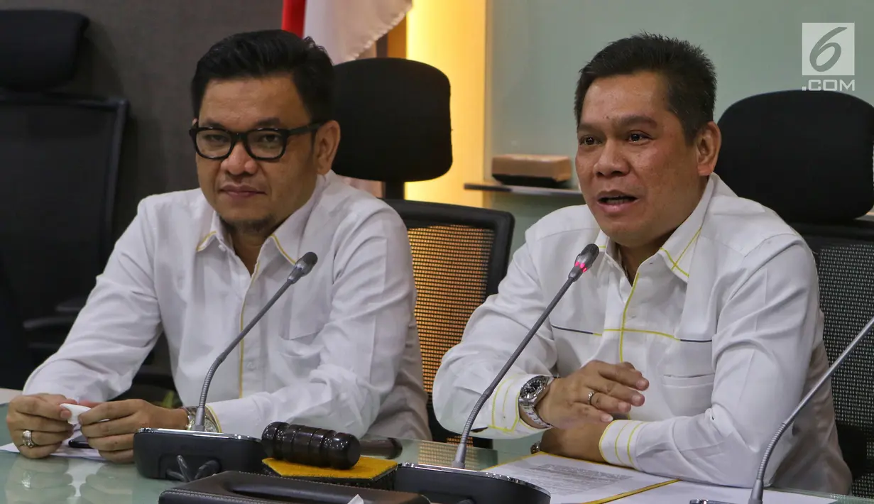 Sekretaris FPG Adies Kadir didampingi Wasekjen Partai Golkar Ace Hasan Sadzily memberikan keterangan di Komplek Parlemen Senayan, Jakarta, Rabu (15/5/2019). Fraksi Partai Golkar DPR menolak pembentukan pansus Pemilu 2019 seperti yang diusulkan fraksi PKS, PAN dan Gerindra. (Liputan6.com/Johan Tallo)