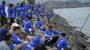 Peserta saat mengambil bagian dalam kompetisi memancing di pantai Banda Aceh (24/11/2019). Banda Aceh Fishing Tournament 2019 dipusatkan di sepanjang jalan tepi laut di kawasan Ulee Lheue dan Gampong Jawa, Banda Aceh, Minggu.  (AFP Photo/Chaideer Mahyuddin)