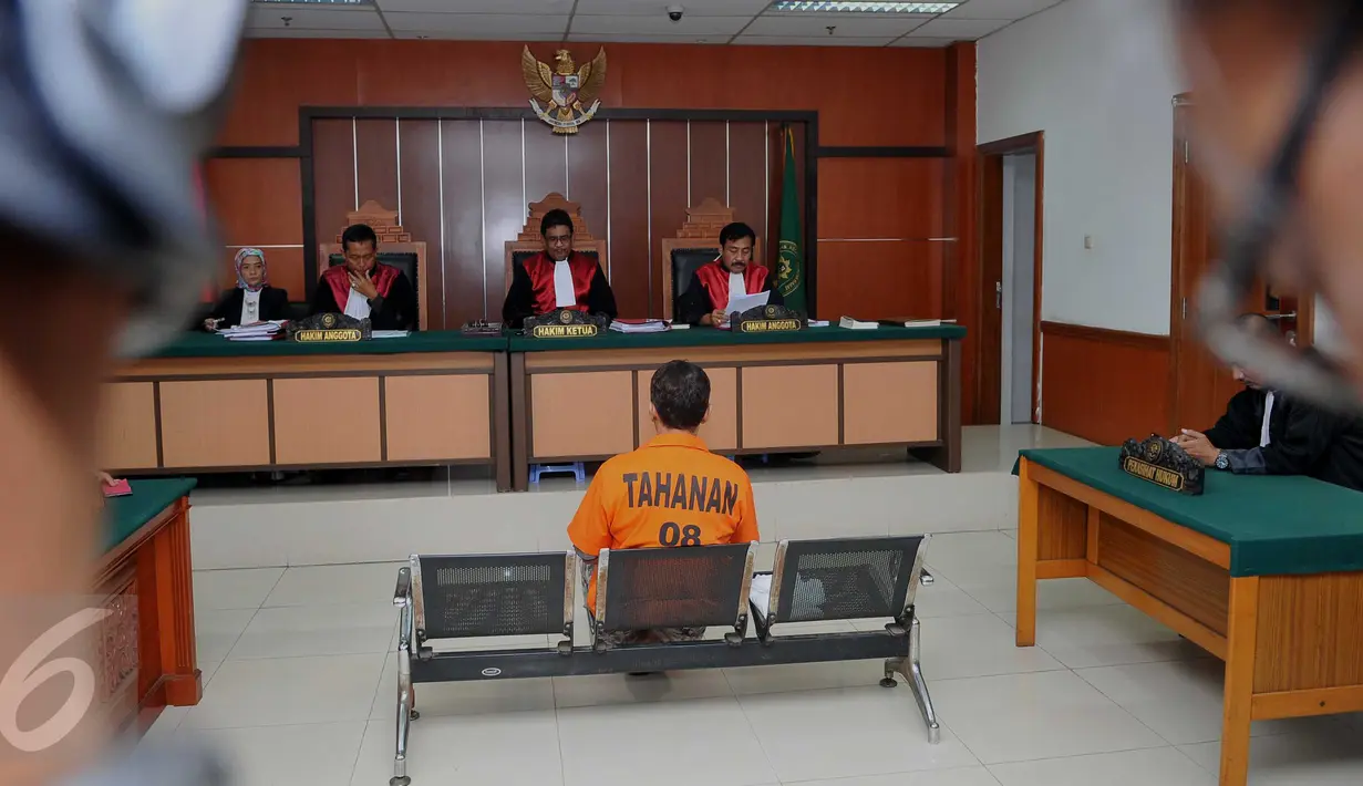 Terdakwa terorisme  Helmi Alamudi alias Abu Royan menjalani sidang di PN Jakarta Barat, (9/2). Divonis tiga tahun penjara dan denda Rp 100 juta atau subsider tiga bulan kurungan karena menjadi kordinator simpatisan ISIS. (Liputan6.com/Gempur M Surya)