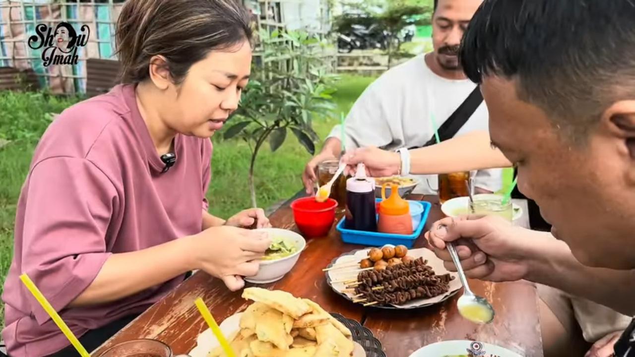 Jauh-jauh ke Jogja, Potret Sederhana Soimah Makan Soto Harga Rp5 Ribu di Pinggir Sawah - Dapat Rekomendasi Ajudan