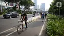 Pesepeda melintas di Jalan Jenderal Sudirman, Jakarta, Minggu (6/6/2021). Gubernur DKI Jakarta Anies Baswedan berencana menambah jalur sepeda sepanjang 101 kilometer di Jakarta pada tahun 2021. (Liputan6.com/Faizal Fanani)