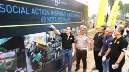 Presiden Direktur PT Astra International Tbk Prijono Sugiarto memberi pemaparan saat menggelar aksi sosial Inspirasi Halte Bersih yang akan digelar di 60 kota 600 halte dalam rangka HUT ke-60 Astra (25/2). (Liputan6.com)
