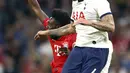 Bek Tottenham Hotspur, Toby Alderweireld berebut bola udara dengan pemain Bayern Muenchen, Alphonso Davies pada pertandingan final Audi Cup 2019 di Alianz Arena, Jerman (1/7/2019). Tottenham menang atas Bayern Muenchen lewat adu penalti 6-5 (2-2). (AP Photo/Matthias Schrader)