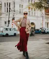 Ciptakan tampilan vintage dengan padu padan plaid shirt, blazer, dan rok plisket warna maroon. Pilihan alas kaki berupa sepatu boots bikin tampilanmu terlihat makin modis. (Instagram/anaoctarina).