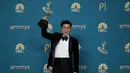 Hwang Dong-hyuk mengangkat penghargaan untuk kategori Sutradara Drama Serial Terbaik dalam serial “Squid Game” di ajang Emmy Awards ke-74 di Microsoft Theater, Los Angeles, Amerika (11/9/2022). Sebelumnya, Squid Game menjadi serial non-bahasa Inggris pertama yang mendapat nominasi terbanyak di Emmy Awards 2022. (AP Photo/Jae C. Hong)