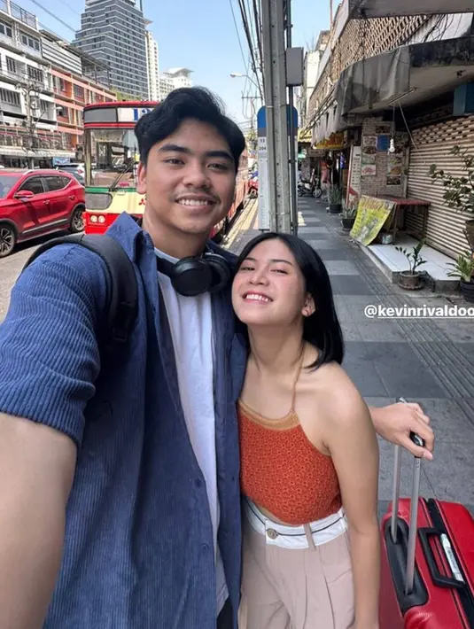 Enggak hanya sendiri dalam liburannya ini ia ditemani oleh Kevin Rivaldo yang dalam momen kebersamaannya ini diabadikan dalam story Instagramnya. Seru jalan-jalan di Bangkok, keduanya akan segera melanjutkan ke destinasi liburan baru. (Liputan6.com/IG/@melati.sesilia)
