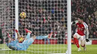 Kiper Aston Villa Emiliano Martinez, kiri, gagal menyelamatkan bola masuk ke gawangnya setelah pemain Arsenal Gabriel Martinelli, kanan, memanfaatkan umpan Leandro Trossard dalam lanjutan Liga Inggris 2024/2025 di Stadion Emirates di London, Minggu, 18 Januari 2025 dini hari WIB. (AP Foto/ Dave Shopland)