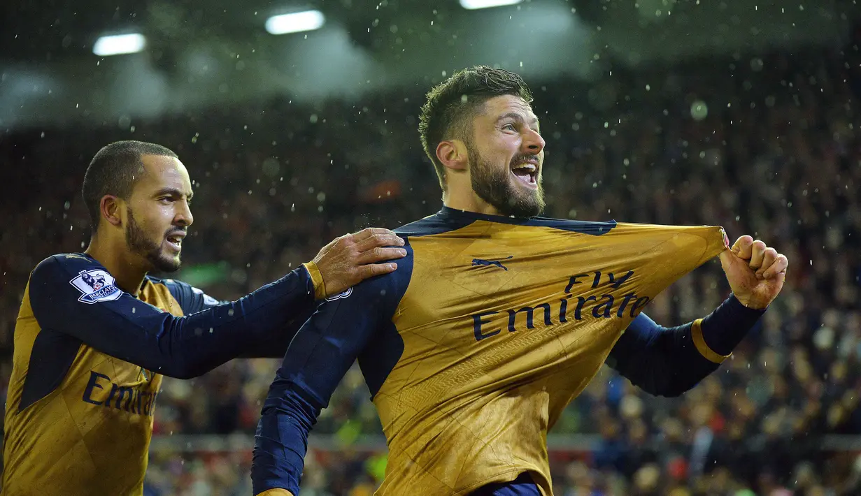 Penyerang Arsenal, Olivier Giroud (kanan) merayakan gol bersama rekannya Theo Walcot saat melawan Liverpool pada lanjutan Liga Premier Inggris di Stadion Anfield, Liverpool, Kamis (13/1/2016) dini hari.  (EPA/Peter Powell)