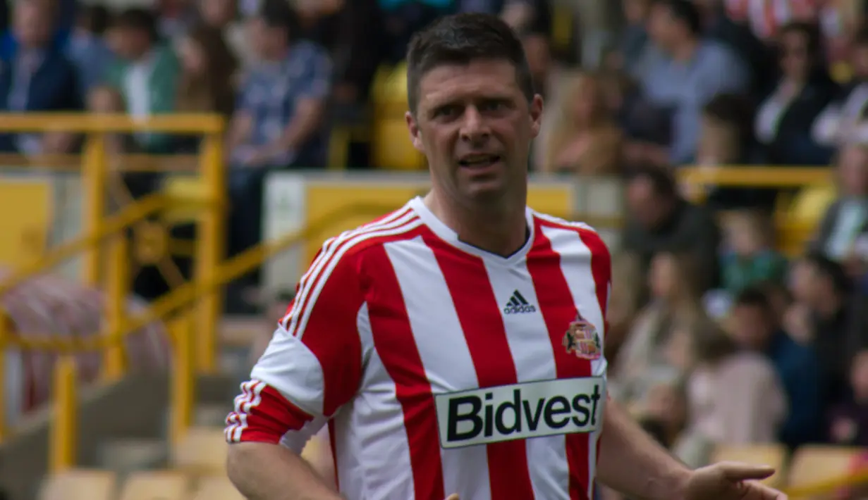 Niall Quinn. Sriker asal Irlandia ini tampil di era Premier League bersama dua tim yaitu Manchester City dan Sunderland dengan mencetak 59 gol dari 250 laga. City diperkuatnya selama 4 musim, 1992/1993 hingga 1995/1996 dan Sunderland selama 5 musim, mulai 1996/1997 hingga 2002/2003. (wikipedia)