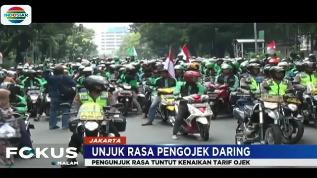 Pengemudi ojek online juga minta Presiden Jokowi untuk turun tangan ikut terlibat menyesuaikan tarif ojek daring.