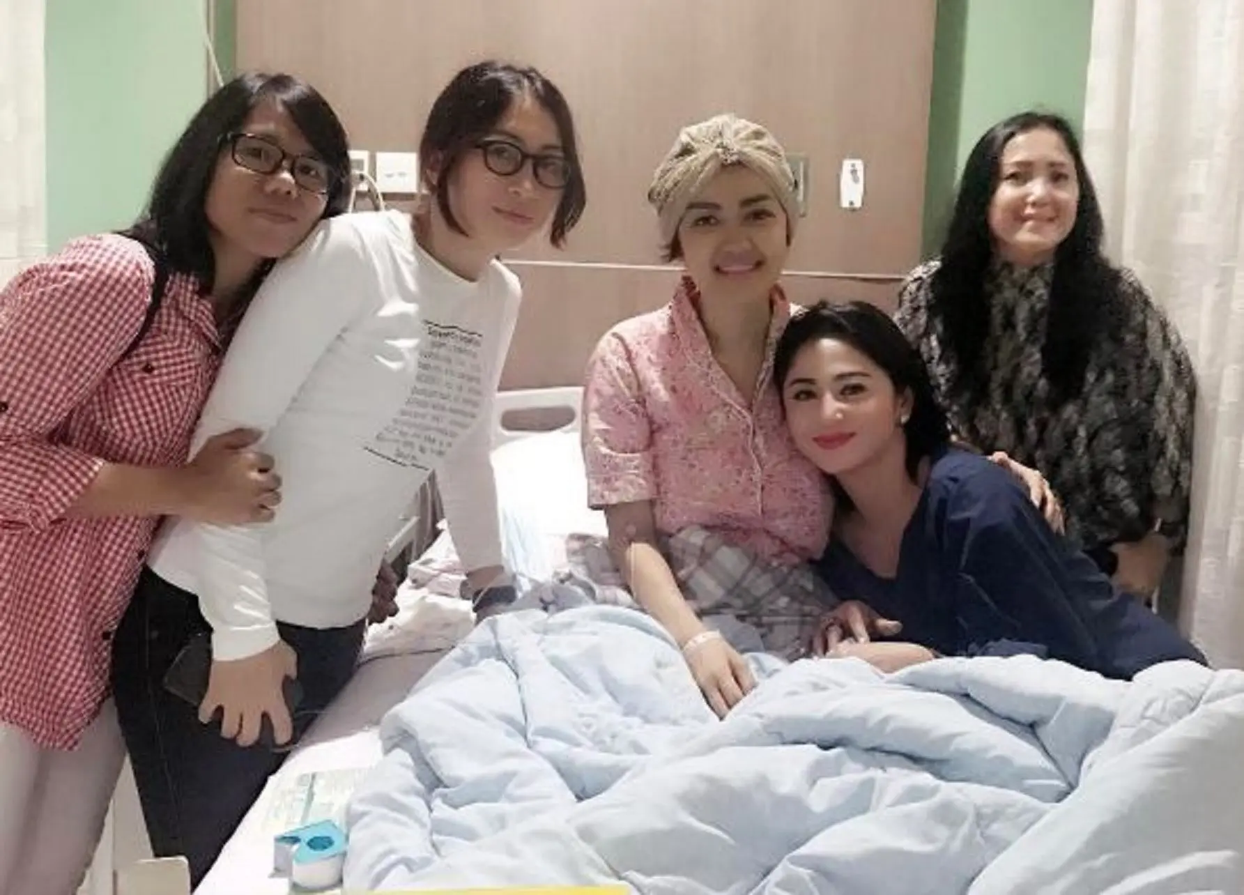 Dewi Perssik ikut menyambangi Julia Perez di rumah sakit (Instagram/@dewiperssikreal)