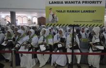 FOTO: Tiba di Asrama Pondok Gede, Jemaah Haji Kloter Pertama Siap Diberangkatkan ke Tanah Suci