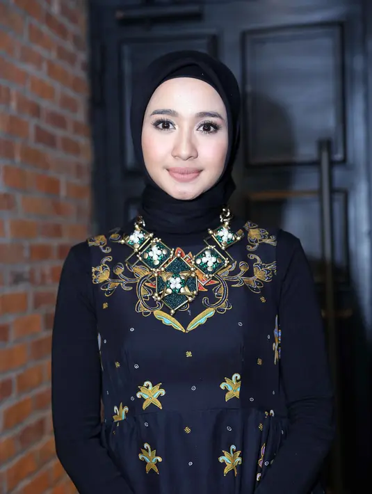 "Di hari pendidikan nasional saya selfie bersama Bapak anies baswedan mentri pendidikan dan kebudayaan.yaayy.. hehehehhehe..." tulis pemain 'Surga Yang Tak Dirindukan' di Instagram. (Nurwahyunan/Bintang.com)