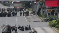 Suasana kondisi lokasi penembakan dan ledakan bom di sarinah, Jakarta, Kamis (14/1). Hingga saat ini polisi kondisi di lokaai masih menegangkan. (Liputan6.com/Angga Yuniar)