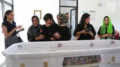 Putri sulung Yana Zein, Aurelia Callista Carilla berada di dekat jenazah Yana Zein di rumah duka Fatmawati, Jakarta, Kamis (1/6). Yana Zein meninggal pada usai 44 tahun, seusai berjuang melawan kanker payudara stadium IV. (Liputan6.com/Herman Zakharia)