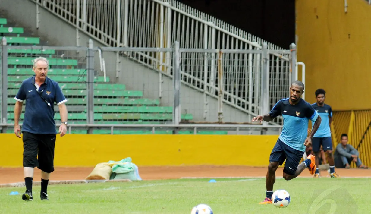 Pesepakbola klub Persipura Jayapura, Boaz Salossa (tengah) melakukan sesi latihan bersama timnas senior Indonesia di Stadion GBK, Jakarta, (12/11/2014). (Liputan6.com/Helmi Fithriansyah)