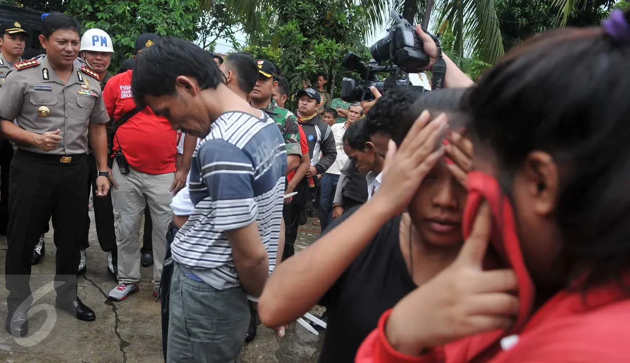 Kapolres Metro Jaksel Kombes Wahyu Hadiningrat (kiri) menginterogasi tersangka hasil penggerebekan di kawasan Bendi Paninggaran, Tanah Kusir, Jakarta, Rabu (2/3). 20 orang dijaring saat kedapatan tengah mengisap sabu. (Liputan6.com/Gempur M Surya)