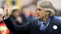 Inter Milan's coach Roberto Mancini waves before the match against Sassuolo REUTERS/Stefano Rellandini