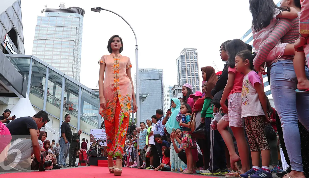 Pusat retail modern terkemuka di Indonesia, Sarinah merayakan Hari Batik Nasional pada hari Minggu, 2 Oktober 2016 yang akan berlangsung mulai pukul 06.00 WIB hingga 10.00 WIB yang mengambil tempat di lingkungan pertokoan. (Liputan6.com/Angga Yuniar)