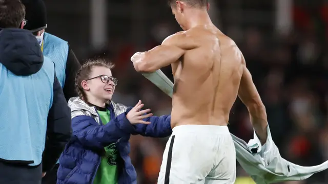 Foto: Momen Manis, Cristiano Ronaldo Berikan Pelukan Hangat dan Jersey ke Fans Cilik Republik Irlandia