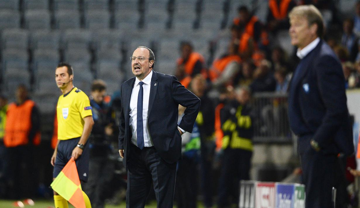 Pelatih Real Madrid, Rafael Benitez memberikan instruksi kepada anak asuhnya pada laga Liga Champions melawan Malmo FF di Stadion Malmo New, Swedia, Kamis (1/10/2015). (EPA/Andres Wiklund)