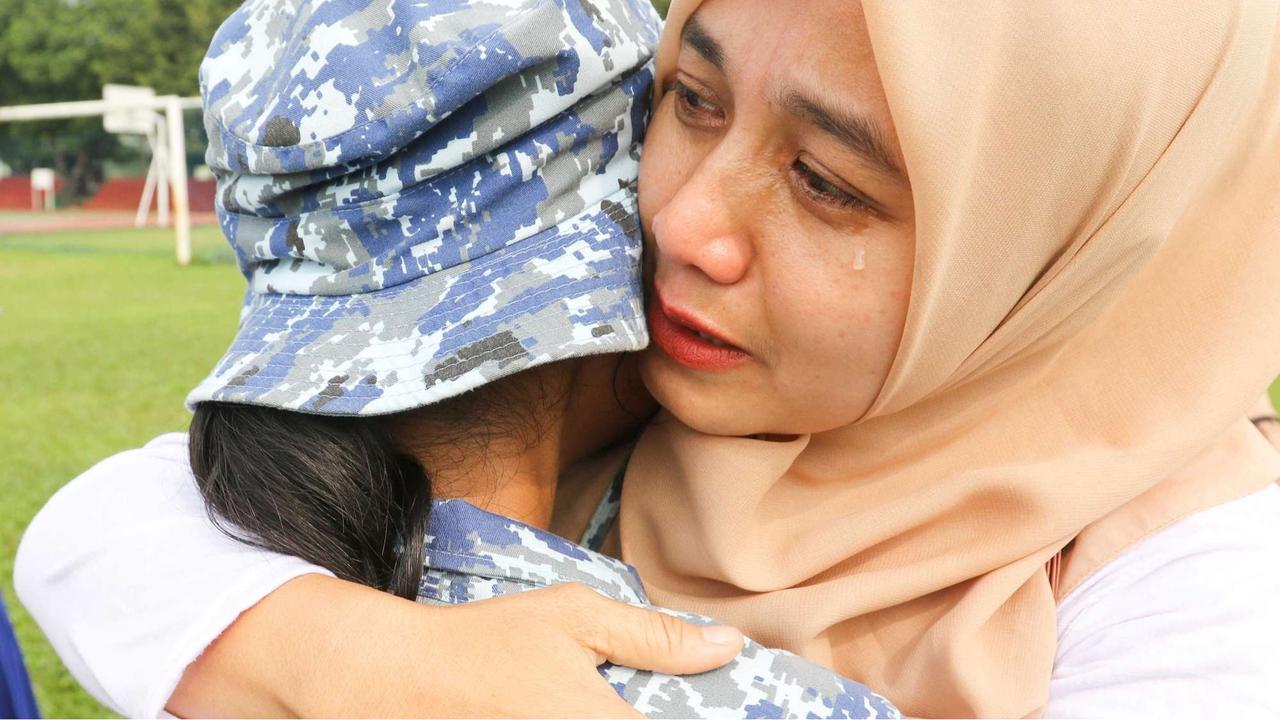 Pelajar 'Lulus' Pendidikan Barak Militer Dedi Mulyadi Langsung Sujud di Kaki Ibu