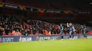 Penonton bertepuk tangan saat tim Arsenal dan Rapid Wien memasuki lapangan pada pertandingan Grup B Liga Europa di Emirates Stadium, London, Inggris, Kamis (3/12/2020). Arsenal menyegel status juara Grup B Liga Europa usai menaklukkan Rapid Wien 4-1. (AP Photo/Frank Augstein)